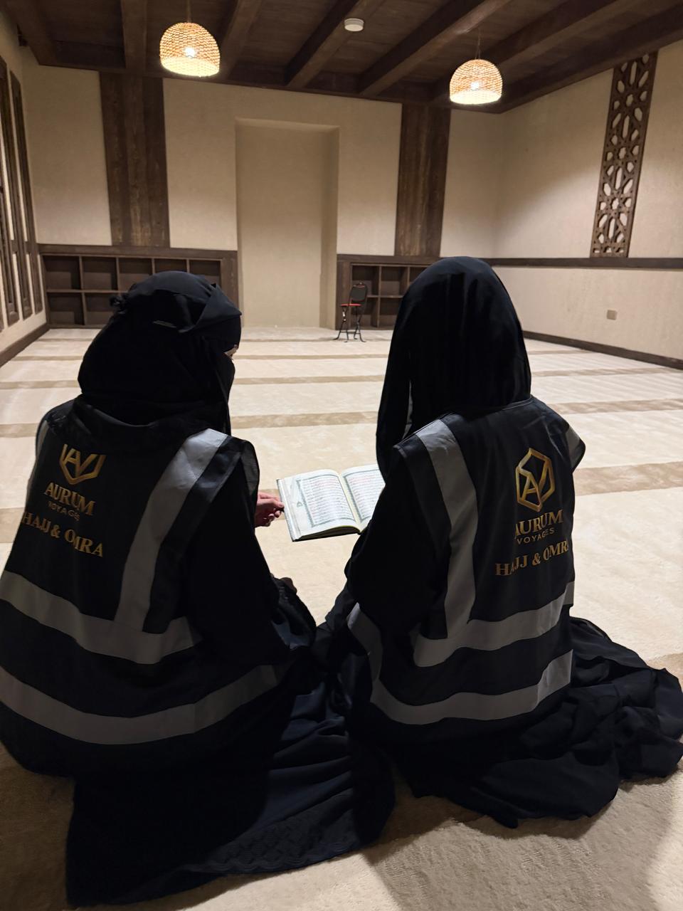 Étudiantes Aurum lisant le Coran