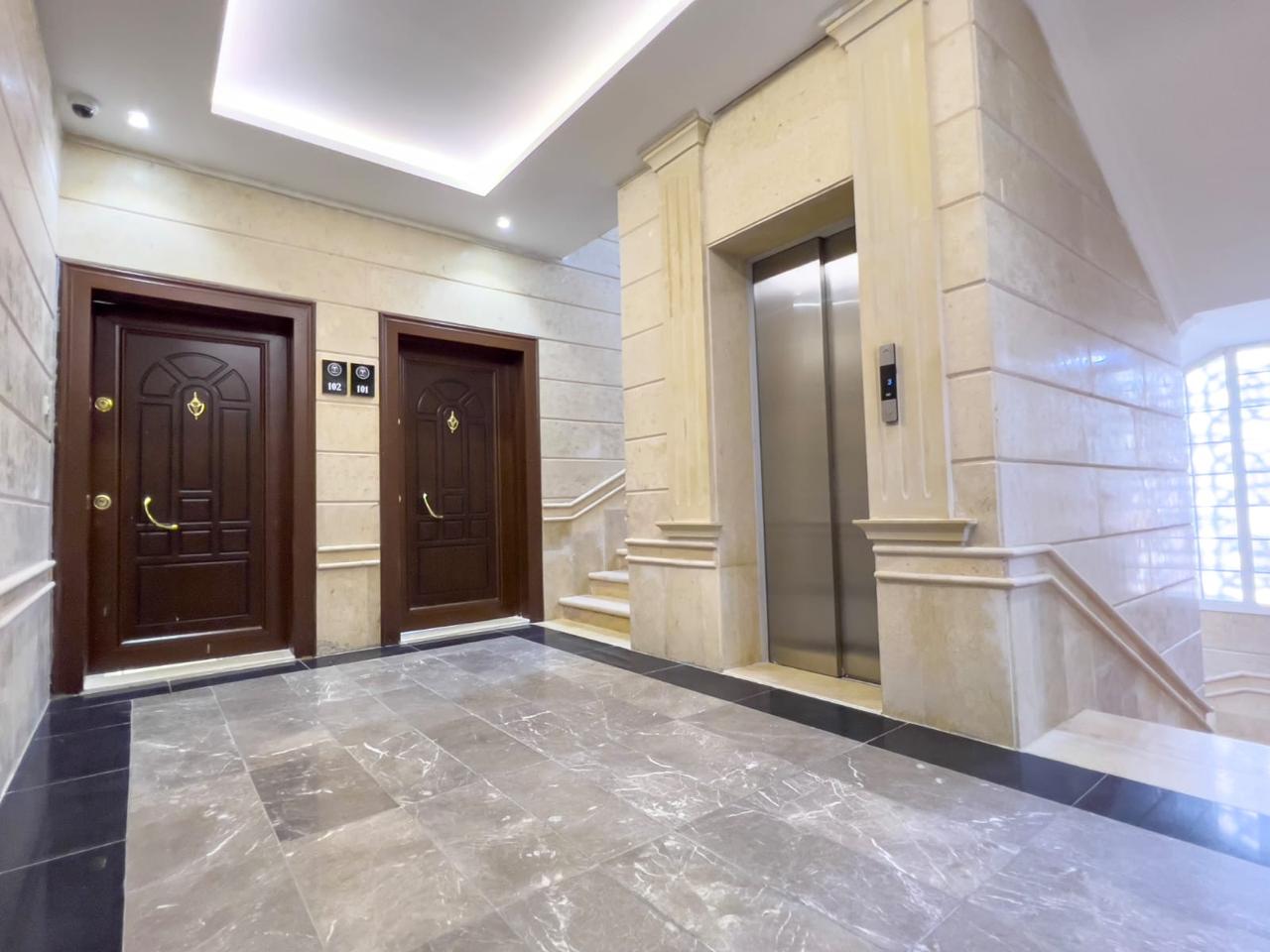 Hall d'entrée avec ascenseur